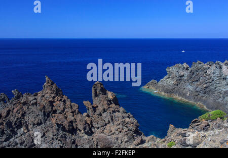 Vista della costa di Pantelleria famosa isola in Sicilia Foto Stock