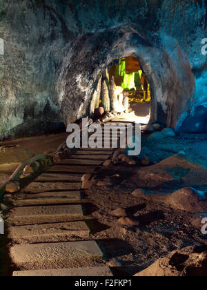 Sentiero con percorso porta di pietra in Tham Khao Bin grotta, Ratchaburi, Thailandia Foto Stock