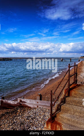 Il Waterfront è la messa a fuoco per Totland Bay, sulla costa occidentale dell'Isola di Wight in Inghilterra Foto Stock