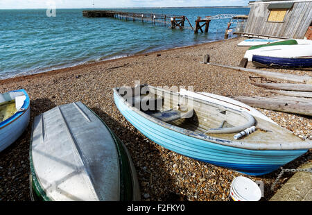 Il Waterfront è la messa a fuoco per Totland Bay, sulla costa occidentale dell'Isola di Wight in Inghilterra Foto Stock