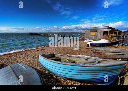 Il Waterfront è la messa a fuoco per Totland Bay, sulla costa occidentale dell'Isola di Wight in Inghilterra Foto Stock