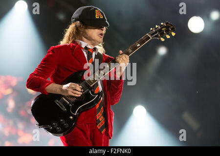 Chicago, Illinois, Stati Uniti d'America. Xv Sep, 2015. Il chitarrista ANGUS YOUNG di AC/DC suona dal vivo durante la roccia o busto tour a Wrigley Field a Chicago, Illinois © Daniel DeSlover/ZUMA filo/Alamy Live News Foto Stock