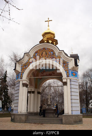 Cappella accanto al Golden Mikhailovsky monastero coperto a Kiev, Ucraina Foto Stock