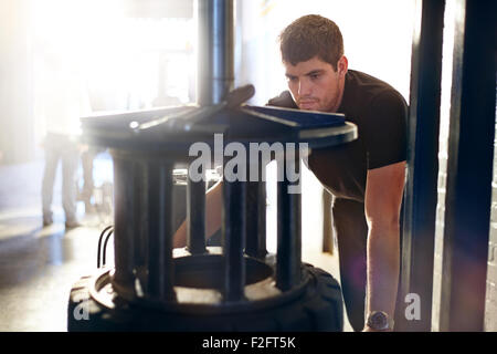 Mechanic utilizzando macchine per pneumatici in negozio di riparazioni auto Foto Stock