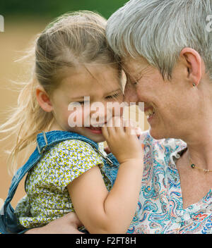 Chiudere la nonna e la nipote avvolgente Foto Stock