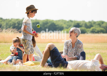 Multi-generazione famiglia nel campo soleggiato Foto Stock