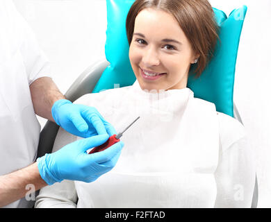 Il trattamento dentale, la donna sulla cattedra di chirurgia dentale Foto Stock