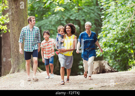 Multi-generazione famiglia passeggiate nei boschi Foto Stock