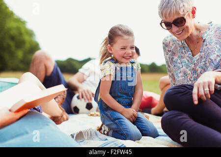 Nonna e nipote di ridere su una coperta Foto Stock