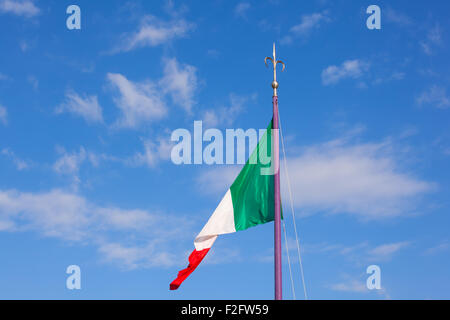 Vista della bandiera italiana al vento Foto Stock