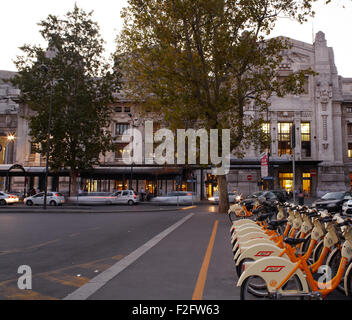 Noleggio di sharing station accanto alla stazione ferroviaria centrale di Milano Foto Stock