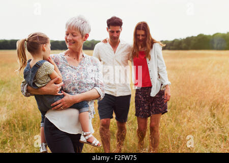 Multi-generazione famiglia passeggiate in campo rurale Foto Stock