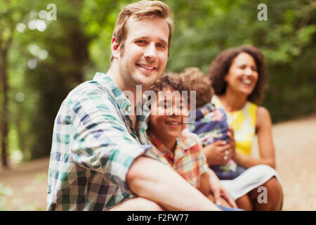 Ritratto di Padre sorridente con figlio Foto Stock