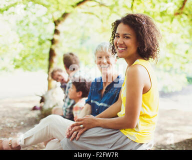 Ritratto di ridere multi-generazione famiglia nel bosco Foto Stock