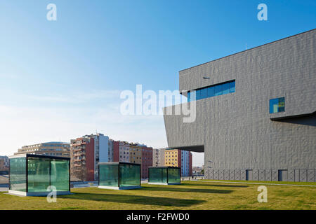 Vista la mattina della parte posteriore dell'edificio. Museu del Disseny de Barcelona, Barcelona, Spagna. Architetto: MBM Arquitectes, 2013. Foto Stock