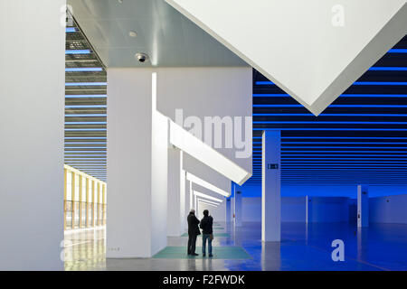 Lucernario colonne e piano terra gallery di luce blu con stagliano figure. Museu del Disseny de Barcelona, Barcelona, Spa Foto Stock