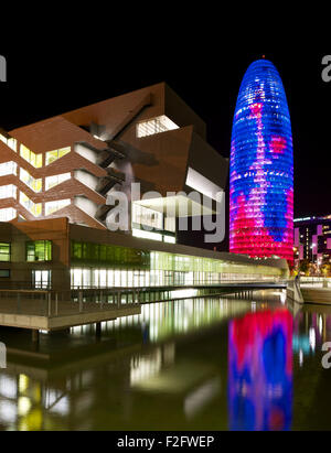 Notte elevazione con Torre Agbar. Museu del Disseny de Barcelona, Barcelona, Spagna. Architetto: MBM Arquitectes, 2013. Foto Stock