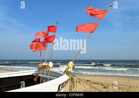 Barca da pesca con rosso marcatore FLAG, sulla spiaggia, isola di Usedom, Meclemburgo-Pomerania, Germania Foto Stock