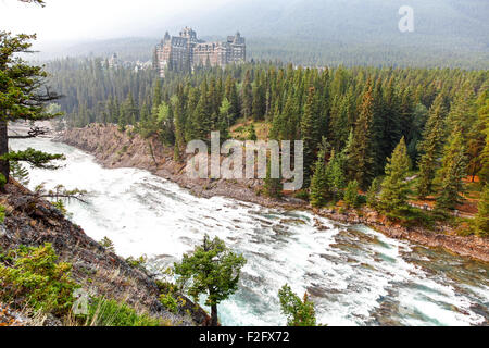 La Prua cade sul Fiume Bow con il Fairmont Banff Springs Hotel in background di Banff Alberta Canada Foto Stock