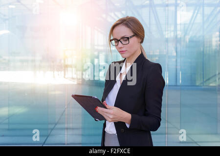 Imprenditrice utilizzando una tavoletta digitale Foto Stock