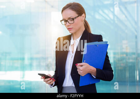 Imprenditrice utilizzando uno smart phone Foto Stock