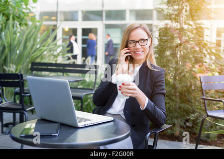 Imprenditrice avente una pausa caffè Foto Stock
