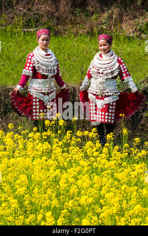 Miao giovani donne che indossano costumi tradizionali e gioielli in argento, Yunnan, Cina Foto Stock