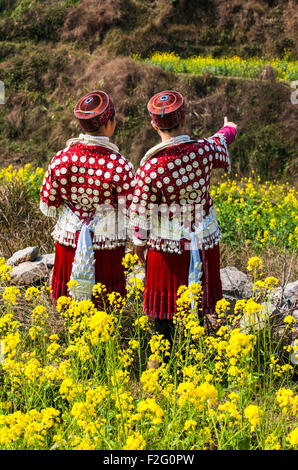 Miao giovani donne che indossano costumi tradizionali e gioielli in argento, Yunnan, Cina Foto Stock