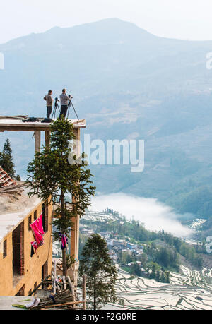 I fotografi scattano foto dei terrazzi di riso in Yuanyang, Yunnan, Cina Foto Stock