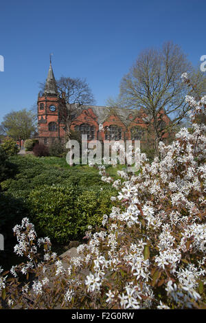 Villaggio di Port Sunlight, Inghilterra. molla vista in Port Sunlight di Dell con la fine del XIX secolo il liceo in background. Foto Stock