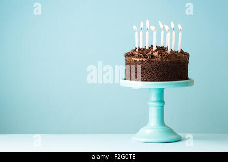 Cioccolato torta di compleanno con candele Foto Stock