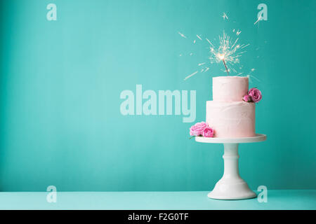 Torta di compleanno con sparkler Foto Stock