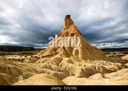 "Cabezo de castildetierra" rock nella formazione delle Bardenas Reales National Park, Navarra, Spagna Foto Stock