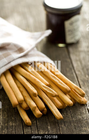 Grissini grissini sul vecchio tavolo in legno Foto Stock