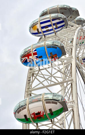 Londra, settembre 2015. Il London Eye / Millennium Wheel con cialde dipinto con i colori delle 20 nazioni che prendono parte alla Coppa del Mondo di Rugby Foto Stock