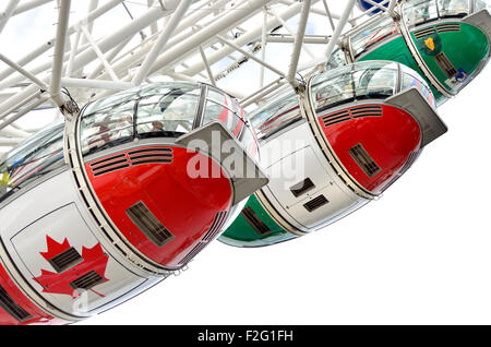 Londra, settembre 2015. Il London Eye / Millennium Wheel con cialde dipinto con i colori delle 20 nazioni che prendono parte alla Coppa del Mondo di Rugby Foto Stock