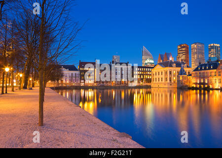 Il Parlamento olandese edifici al Binnenhof da tutto il laghetto Hofvijver all'Aia, nei Paesi Bassi la notte. Foto Stock