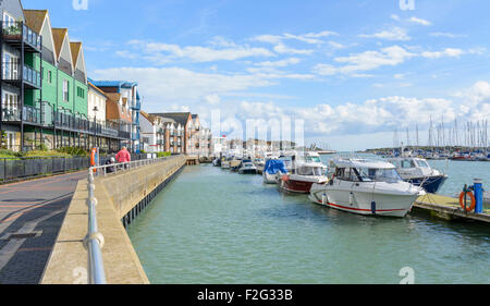 Alloggiamento locale e mored barche sul Fiume Arun in Littlehampton, West Sussex, in Inghilterra, Regno Unito. Foto Stock