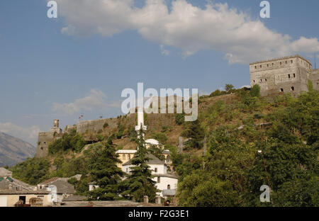 L'Albania. Argirocastro. Castello edificato nel XVIII secolo ordinati dal leader tribale Gjin Bue Shpata. La cittadella ospita armi della prima e della seconda guerra mondiale. Foto Stock