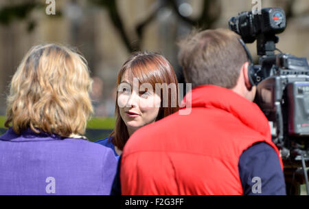 Melanie Onn MP (lavoro membro del Parlamento per il grande Grimsby) essendo intervistato per TV su College Green, Westminster, Settembre 2015 Foto Stock