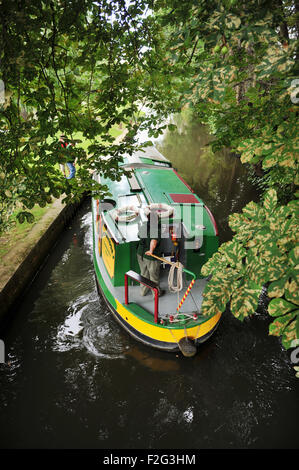 Guildford Surrey UK - Stretta chiatta in barca sul fiume Wey Foto Stock
