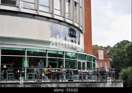 Guildford Surrey UK - negozio Debenhams ristorante affacciato sul fiume Wey Foto Stock