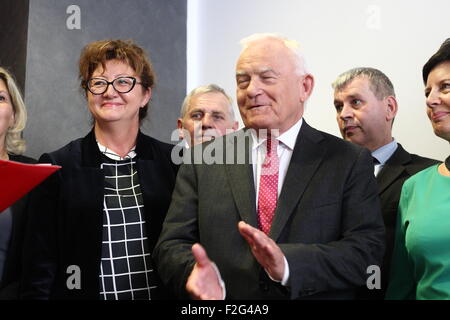 Gdynia, Polonia 18th, settembre 2015 alleanza di sinistra (SLD) leader Leszek Miller (c) presenta candidati alle prossime elezioni parlamentari. Elezioni in Polonia si terrà il 25 ottobre 2015. Nella foto : Dorota Gardias - il candidato nella città di Slupsk. Credito: Michal Fludra/Alamy Live News Foto Stock