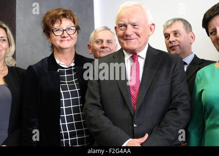 Gdynia, Polonia 18th, settembre 2015 alleanza di sinistra (SLD) leader Leszek Miller (c) presenta candidati alle prossime elezioni parlamentari. Elezioni in Polonia si terrà il 25 ottobre 2015. Nella foto : Dorota Gardias - il candidato nella città di Slupsk. Credito: Michal Fludra/Alamy Live News Foto Stock