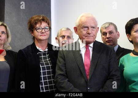 Gdynia, Polonia 18th, settembre 2015 alleanza di sinistra (SLD) leader Leszek Miller (c) presenta candidati alle prossime elezioni parlamentari. Elezioni in Polonia si terrà il 25 ottobre 2015. Nella foto : Dorota Gardias - il candidato nella città di Slupsk. Credito: Michal Fludra/Alamy Live News Foto Stock