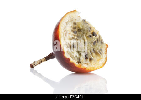 La metà dei frutti della passione isolato su bianco Foto Stock