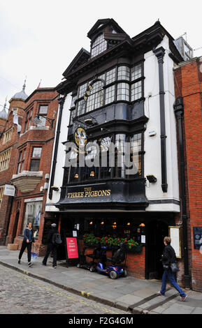 Guildford Surrey UK - tre piccioni Pub in strada alta. Foto Stock