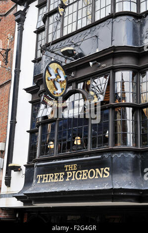 Guildford Surrey UK - tre piccioni Pub in strada alta. Foto Stock