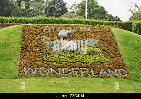 Guildford Surrey UK - Alice nel Paese delle Meraviglie giardini a tema nel parco del castello Foto Stock