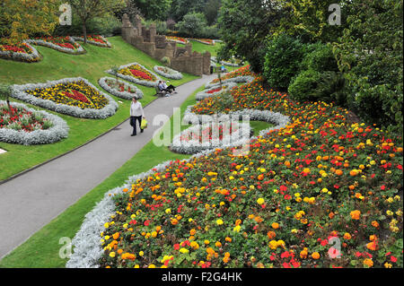 Guildford Surrey UK - Alice nel Paese delle Meraviglie giardini a tema nel parco del castello Foto Stock